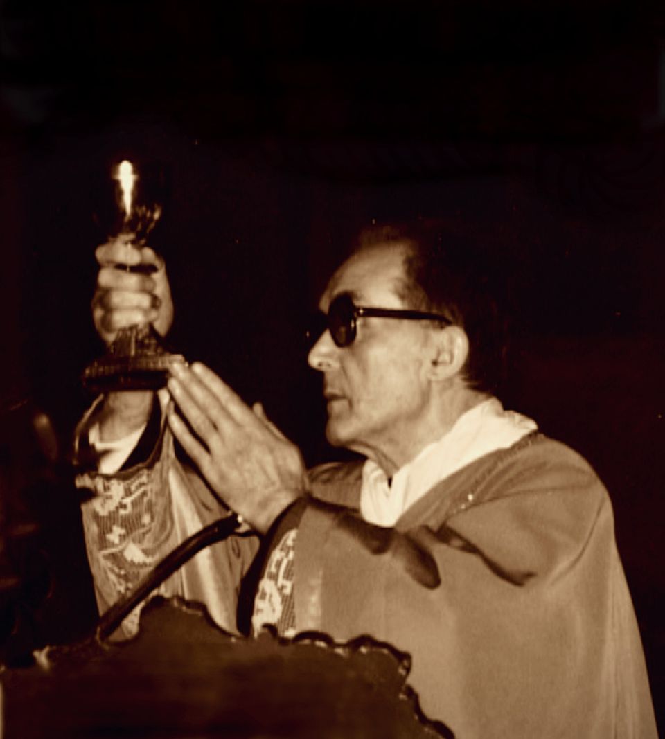 Don Luigi Bosio con Calice